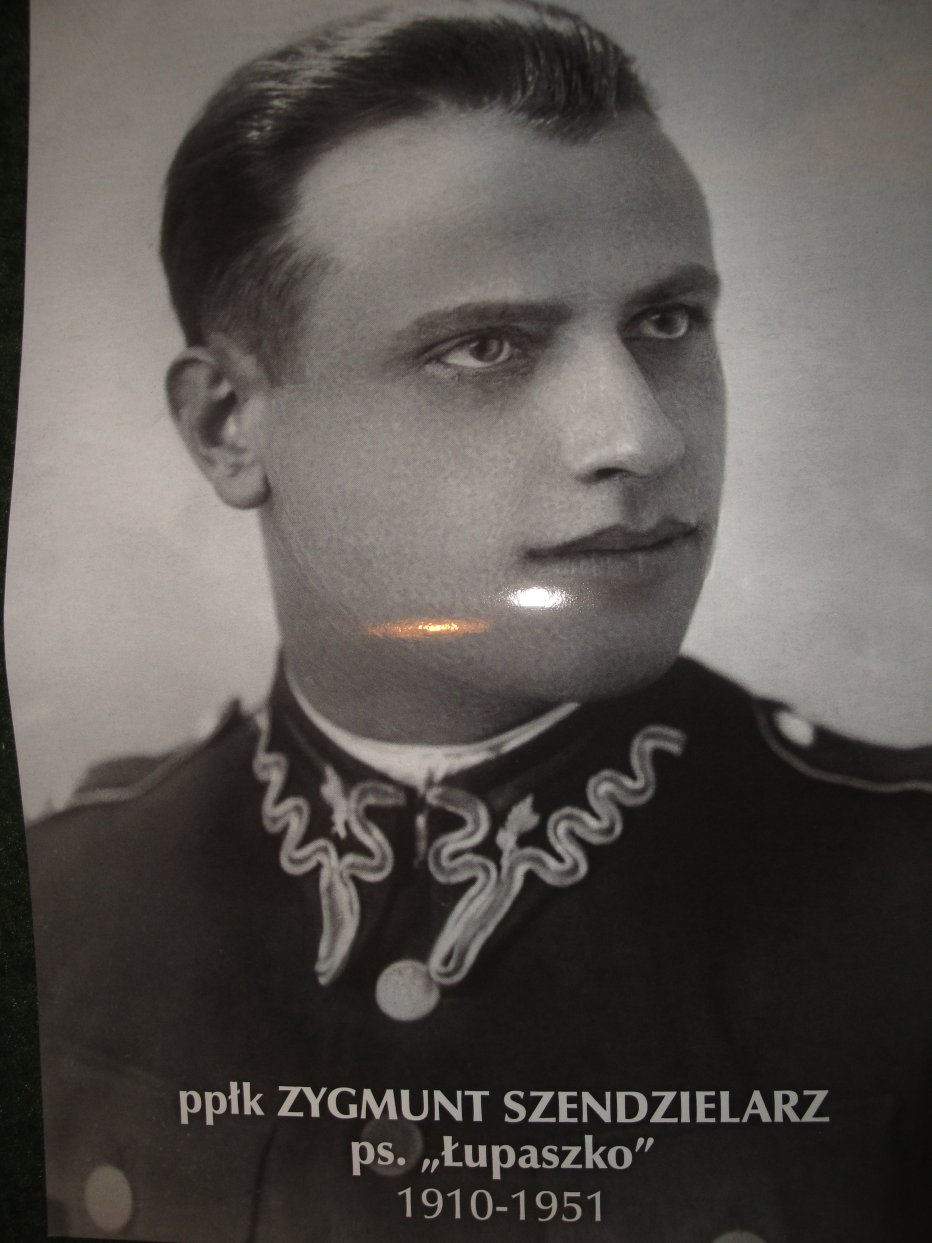 Ojczyzna oddaje cześć Bohaterowi &ndash; państwowe uroczystości pogrzebowe &ndash; Wojskowy Cmentarz Powązkowski &ndash; Warszawa &ndash; dn. 24.04.2016 r.      płk Zygmunt Szendzielarz &bdquo; Łupaszko&rdquo; 1910 &ndash; 1951.