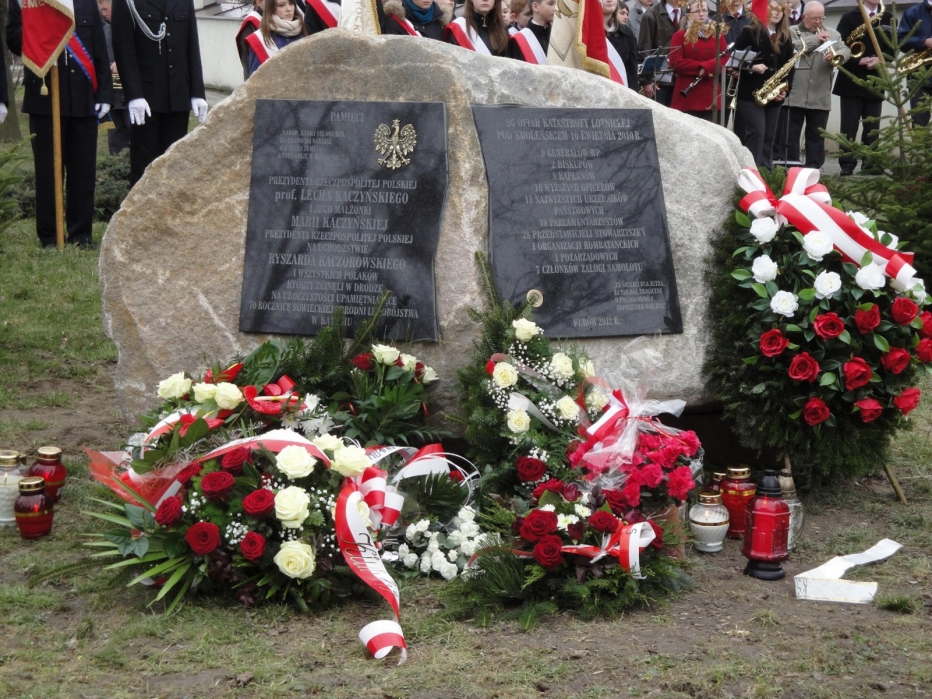 Odsłonięcie tablicy smoleńskiej &ndash; Kur&oacute;w -14.04.2013 r.