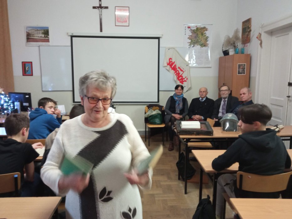 Spotkanie członków Puławskiego Stowarzyszenia Osób Represjonowanych w stanie wojennym z uczniami I LO im. ks. A. J. Czartoryskiego w Puławach - dn. 14.12.2023 r.