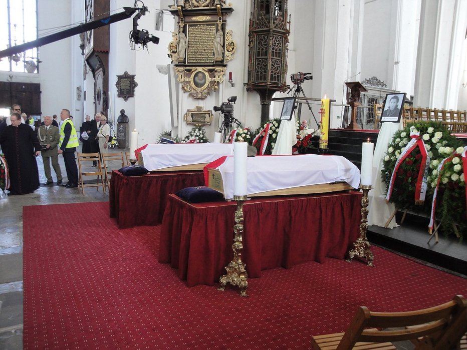   Uroczystości pogrzebowe śp. Danuty Siedzik&oacute;wny &bdquo; Inki&rdquo; i śp. Feliksa Selmanowicza &bdquo;Zagończyka" w 70. rocznicę zamordowania ich przez gdański Urząd Bezpieczeństwa