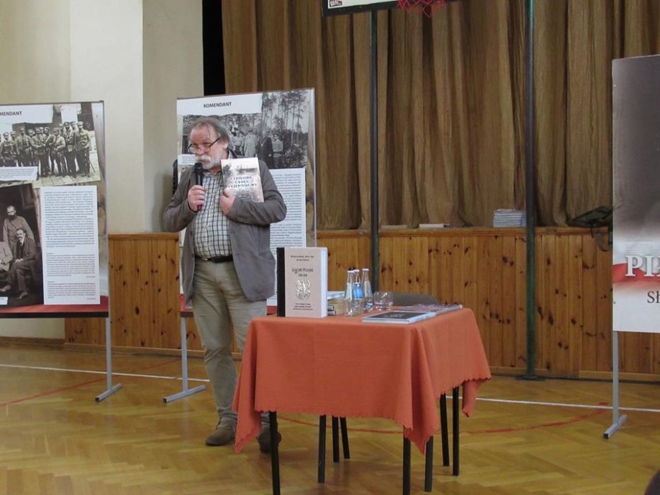  Tw&oacute;rca wystawy &bdquo;J&oacute;zef Piłsudski-służba Ojczyźnie&rdquo;, p. Adam Borowski w I LO im.Ks. A. J. Czartoryskiego w Puławach w dn. 16.11.2018 r.