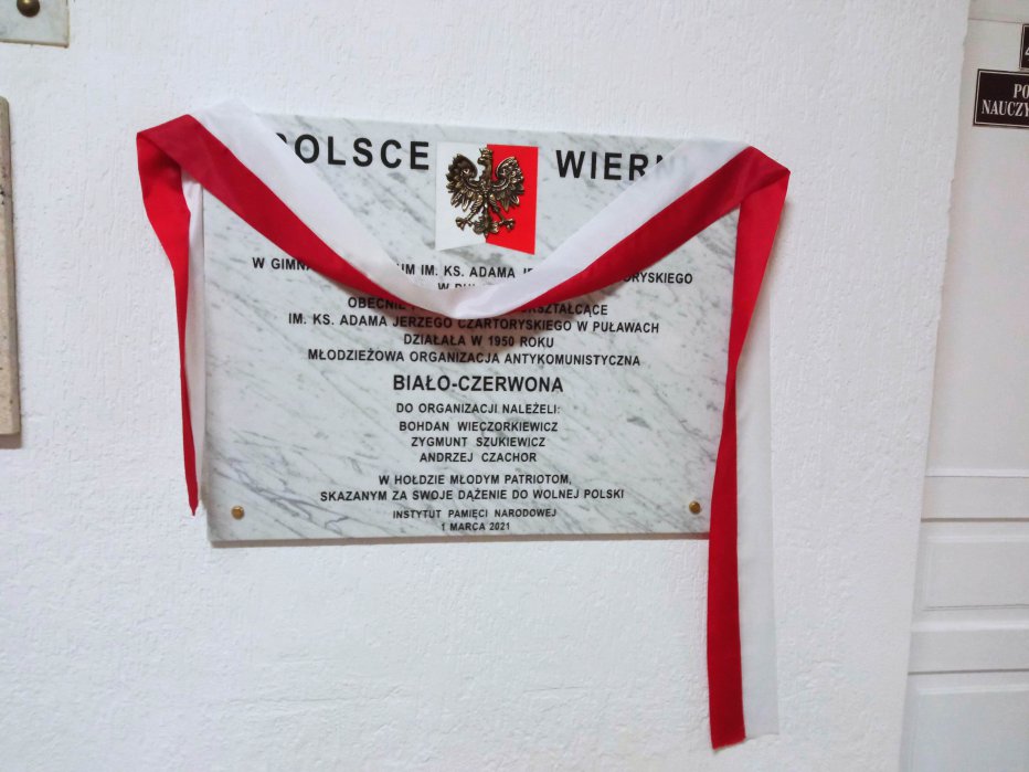 Odsłonięcie tablicy ufundowanej przez IPN Oddział w Lublinie - "Białoczerwoni" - 105. rocznica zawiązania I LO im. Ks. A. J. Czartoryskiego - Puławy - dn. 26.11.2021 r.