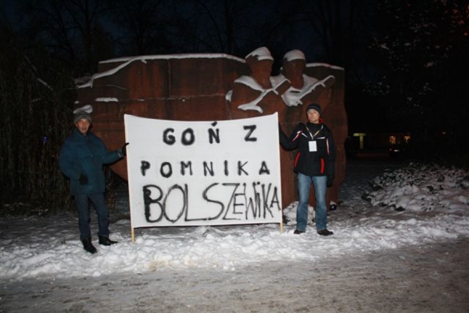 UCHWAŁA SENATU RZECZYPOSPOLITEJ POLSKIEJ z dnia 20 czerwca 2013 r. w sprawie wniesienia do Sejmu projektu ustawy o zakazie propagowania komunizmu lub innego ustroju totalitarnego przez nazwy budowli, obiekt&oacute;w i urządzeń użyteczności publicznej.