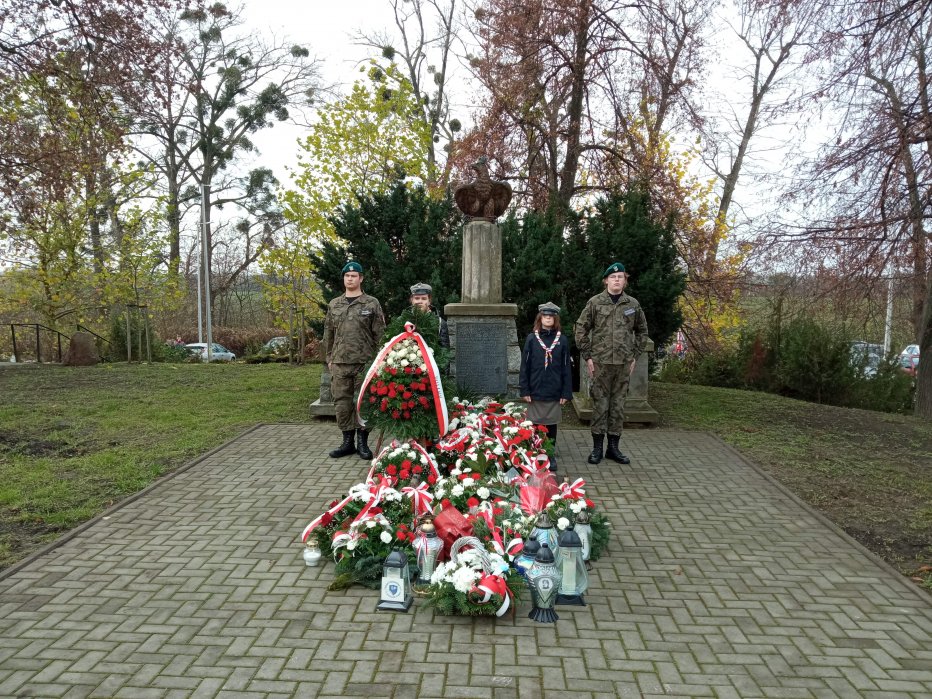 104. rocznica odzyskania niepodległości, uroczystość podniesienia flagi państwowej na maszcie pozyskanym w ramach projektu "Pod biało-czerwoną" pod honorowym patronatem Prezesa Rady Ministr&oacute;w Mateusza Morawieckiego-Puławy, dn. 11.11.2022 r.